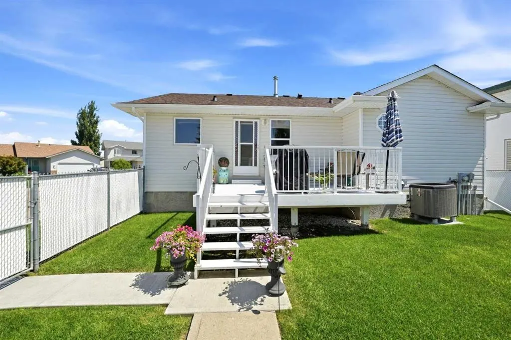109 Logan Close — photo 3
