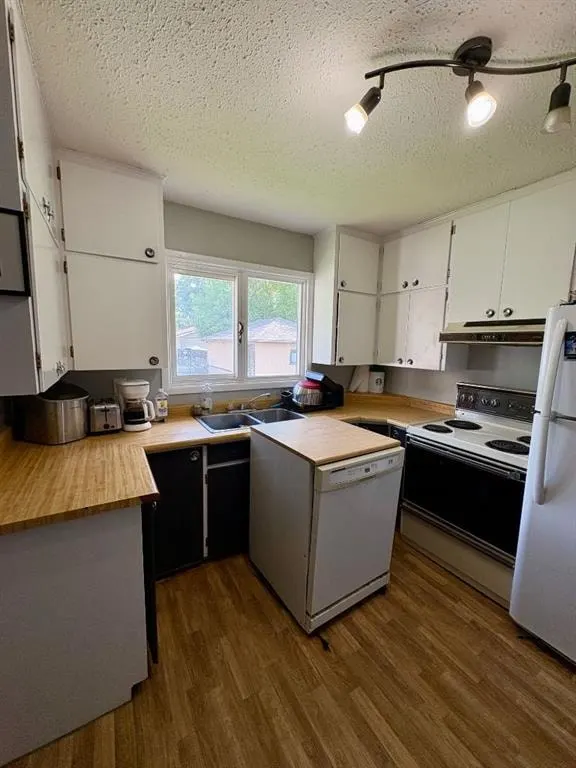 4122 50 Street — photo 3