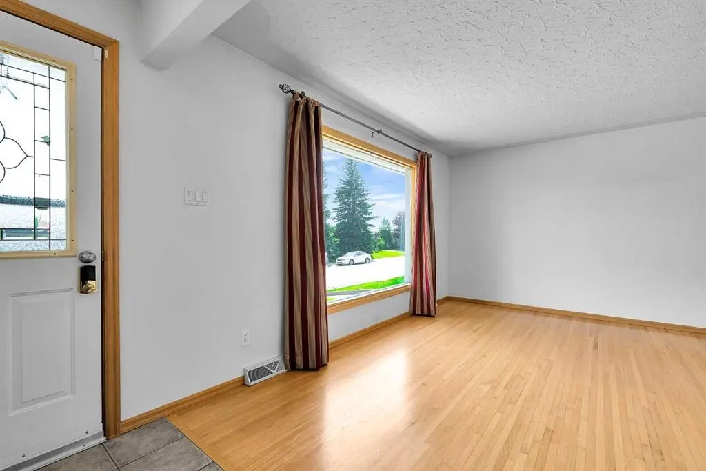 5247 Thomas Street NE — photo 2