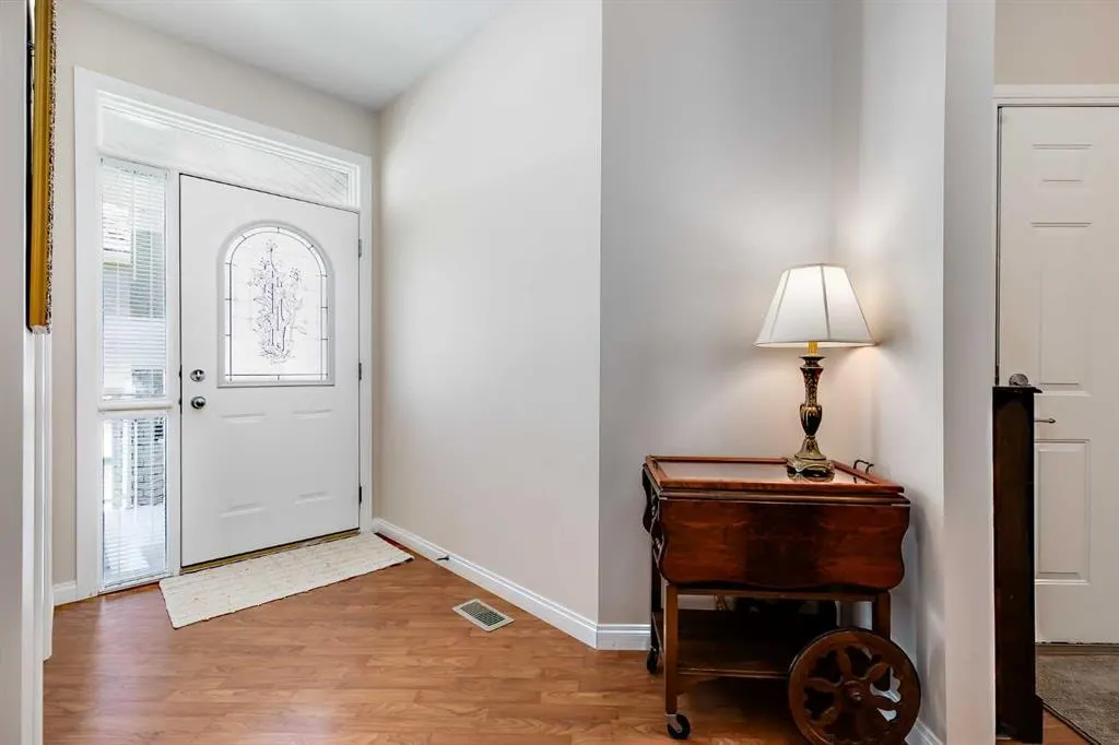 66 Royal Manor NW — photo 2