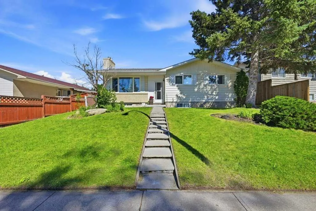 2415 Vista Crescent NE — photo 2