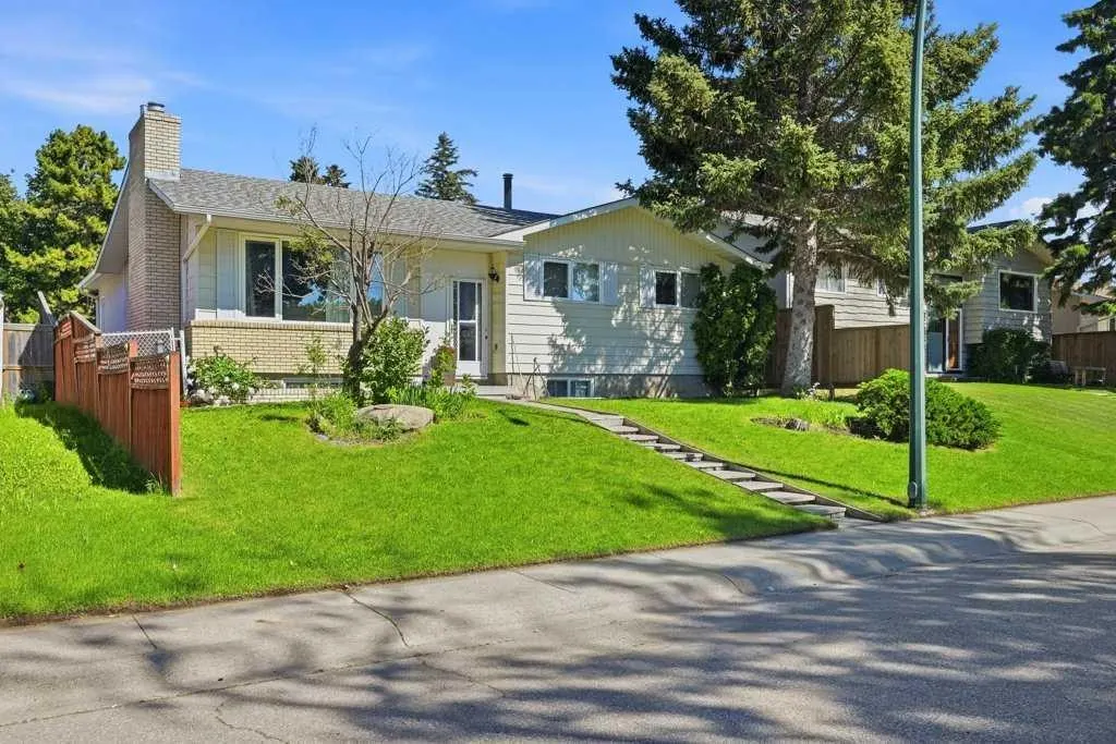 2415 Vista Crescent NE — photo 3