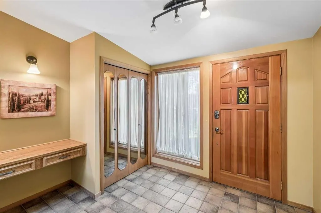 31 Edgehill Bay NW — photo 3