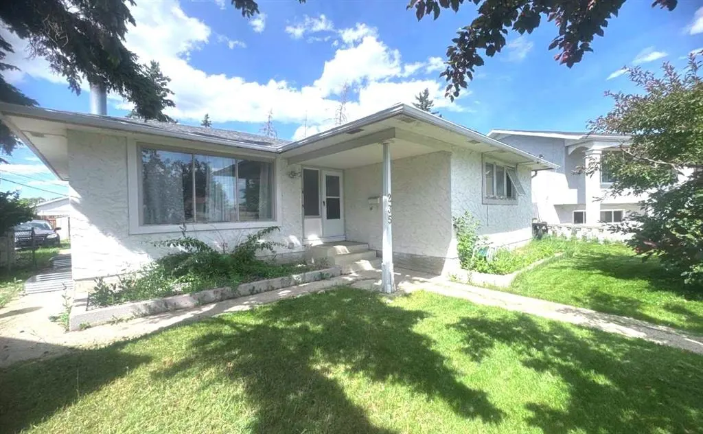 235 Penbrooke Close SE — photo 2