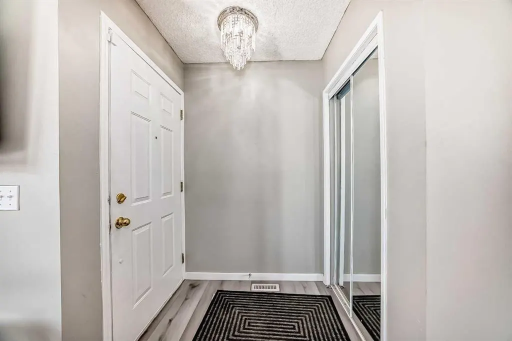 111 Martin Crossing Close NE — photo 2