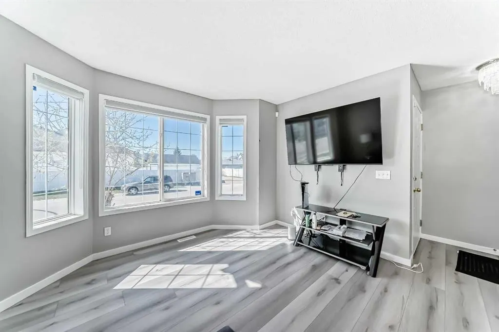 111 Martin Crossing Close NE — photo 3