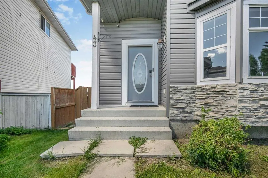 43 Covington Close NE — photo 2
