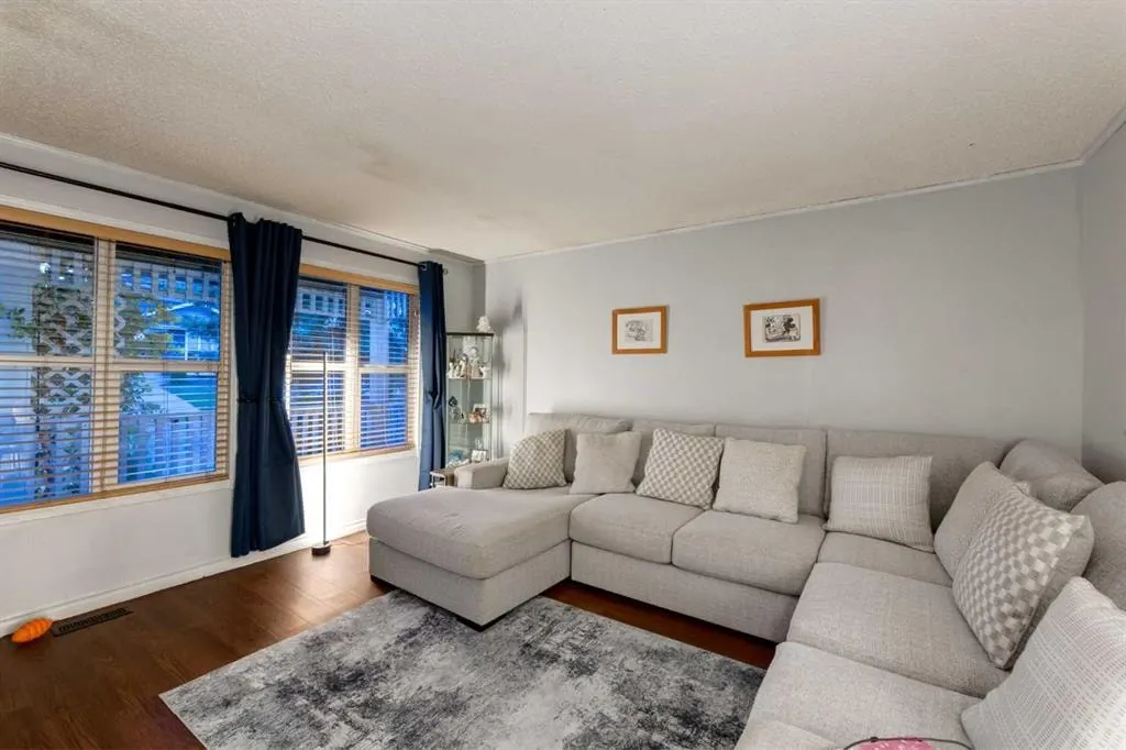 380 Shawcliffe Circle SW — photo 3