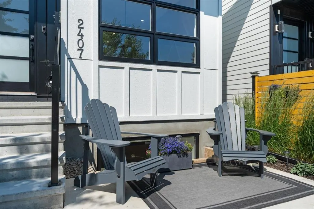 2407 33 Street SW — photo 2