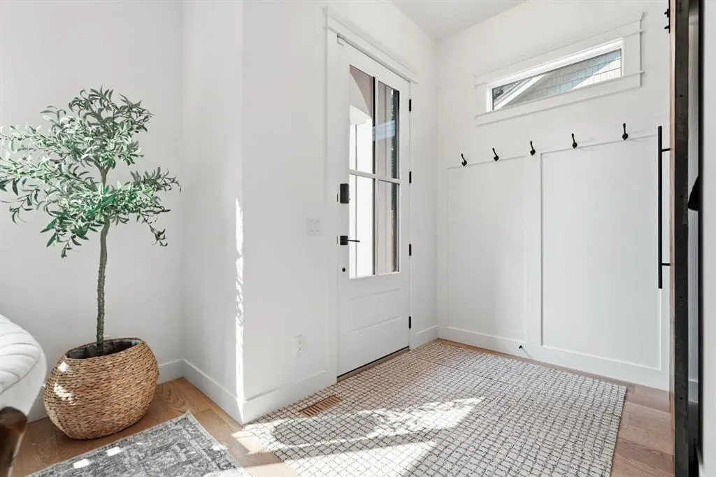 736 35 Street NW — photo 3