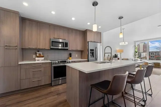 317 22 Avenue SW #307