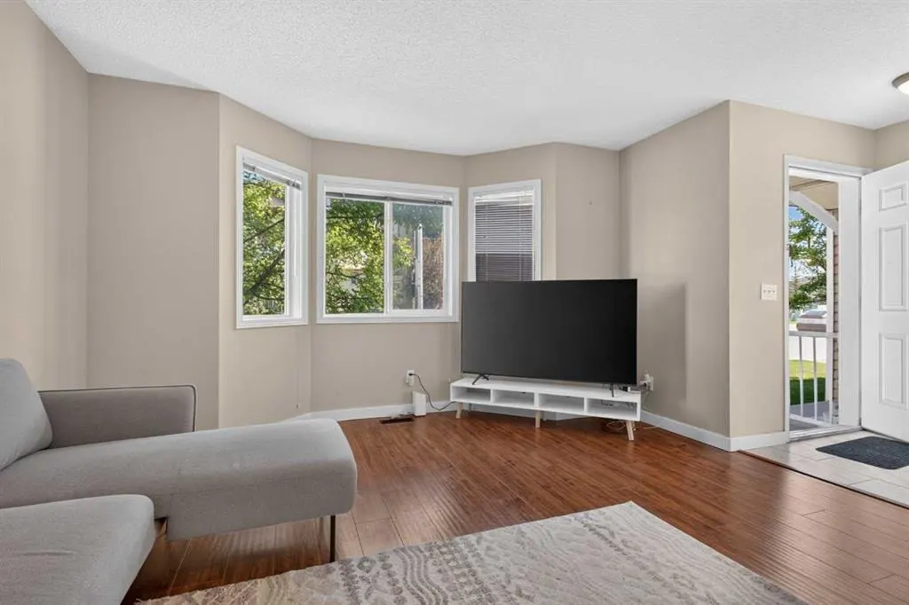 118 Royal Birch Villas NW — photo 3