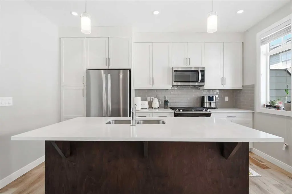 312 Wentworth Row SW — photo 1
