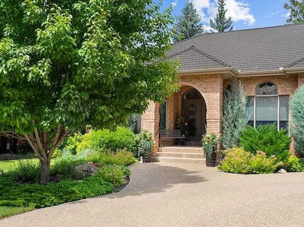 39 Baycrest Court SW — photo 2