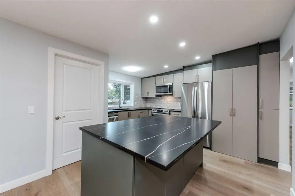 5655 Dalhousie Drive NW — photo 3