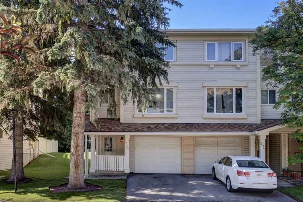 738 Queenston Terrace SE — photo 2