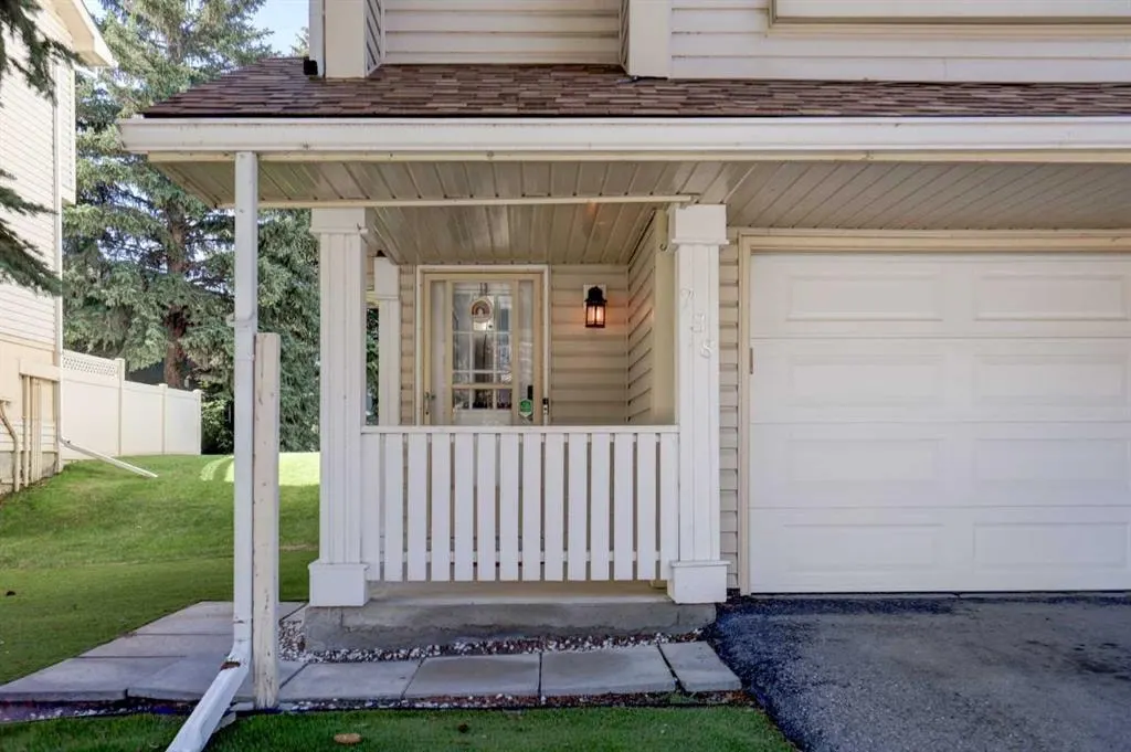 738 Queenston Terrace SE — photo 3