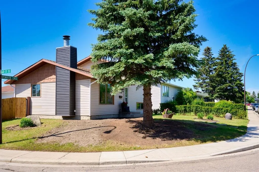 1176 Penrith Crescent SE — photo 3