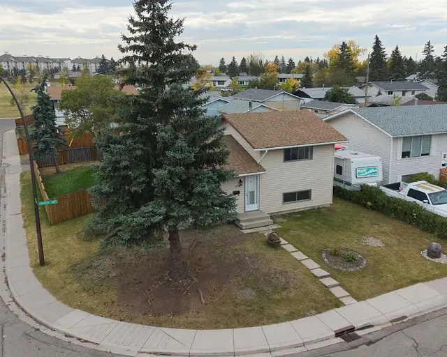1176 Penrith Crescent SE