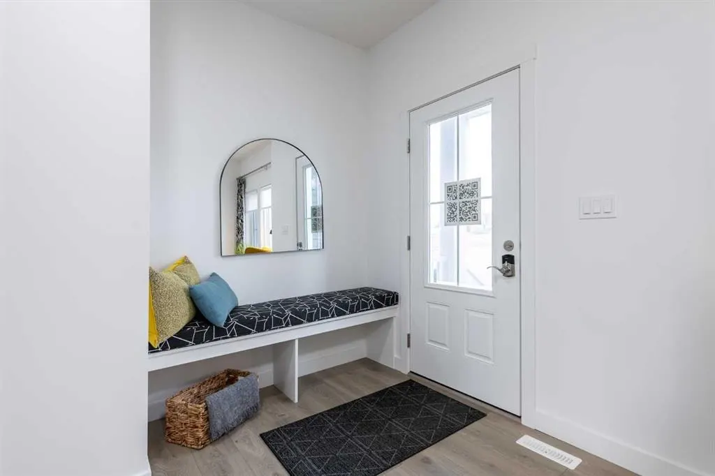 633 Savanna Drive NE — photo 2