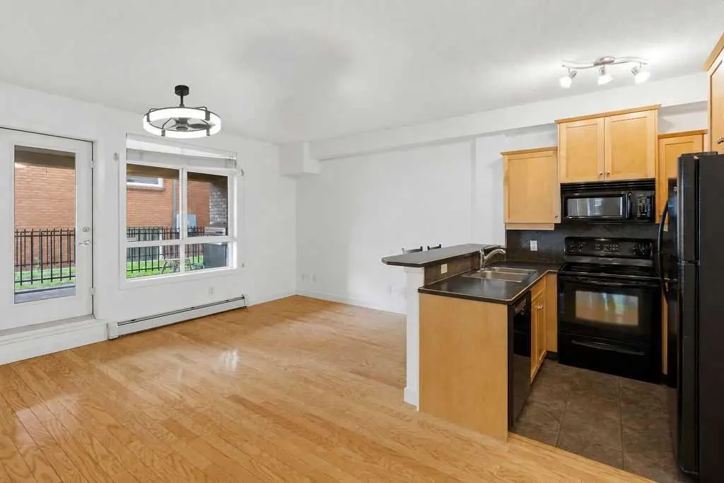 323 18 Avenue SW #106 — photo 2