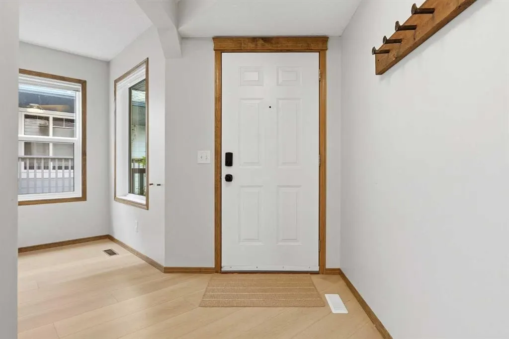 38 Chapman Close SE — photo 2
