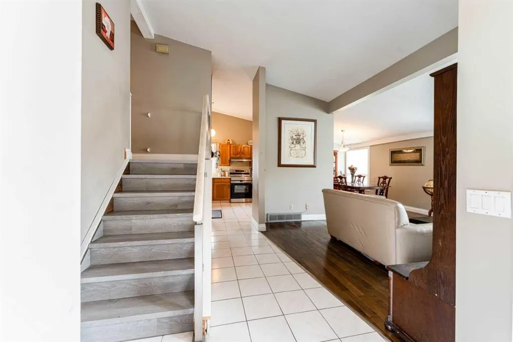 115 Maunsell Close NE — photo 3