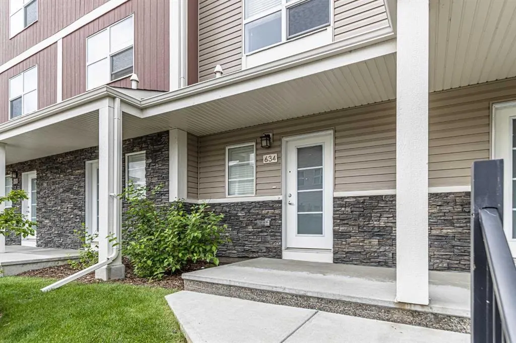 634 Redstone View NE — photo 2
