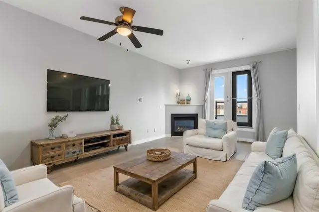 880 Centre Avenue NE #405
