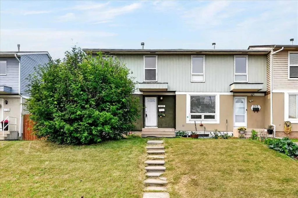 219 Penworth Drive SE — photo 2