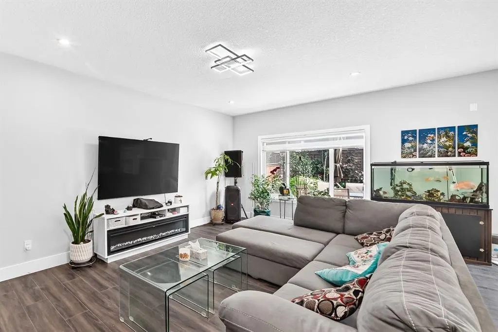 86 Carringvue Manor NW — photo 3