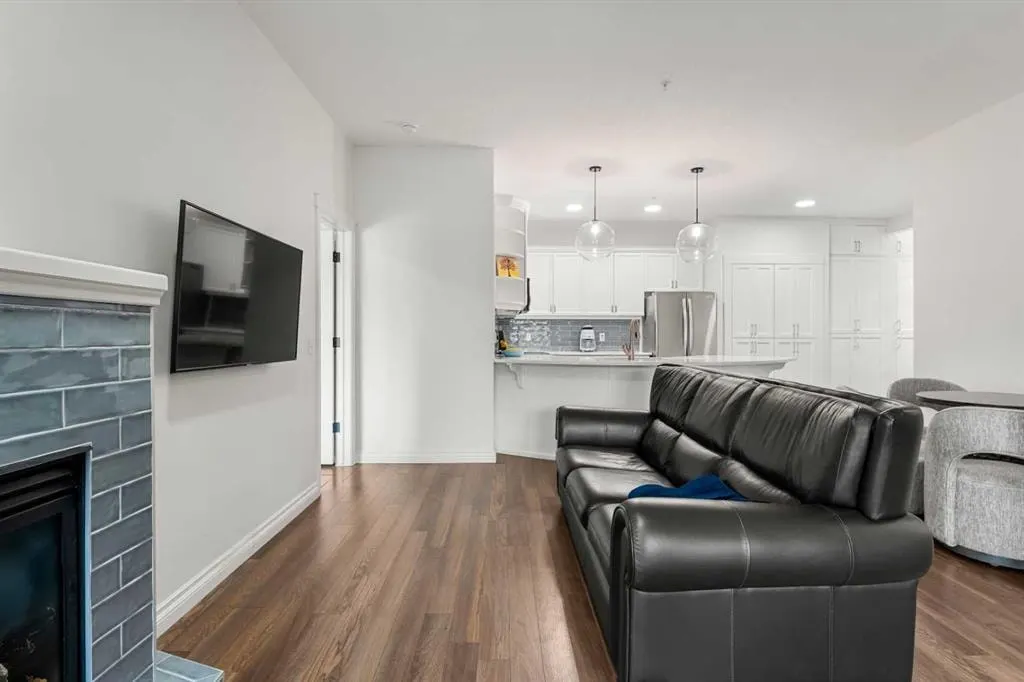 14 Hemlock Crescent SW #5208 — photo 3