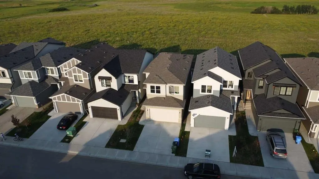 143 Belvedere Crescent SE — photo 2