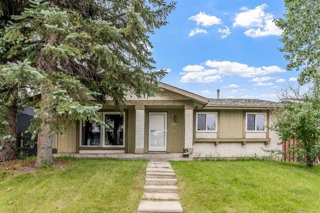 227 Manora Crescent NE — photo 2