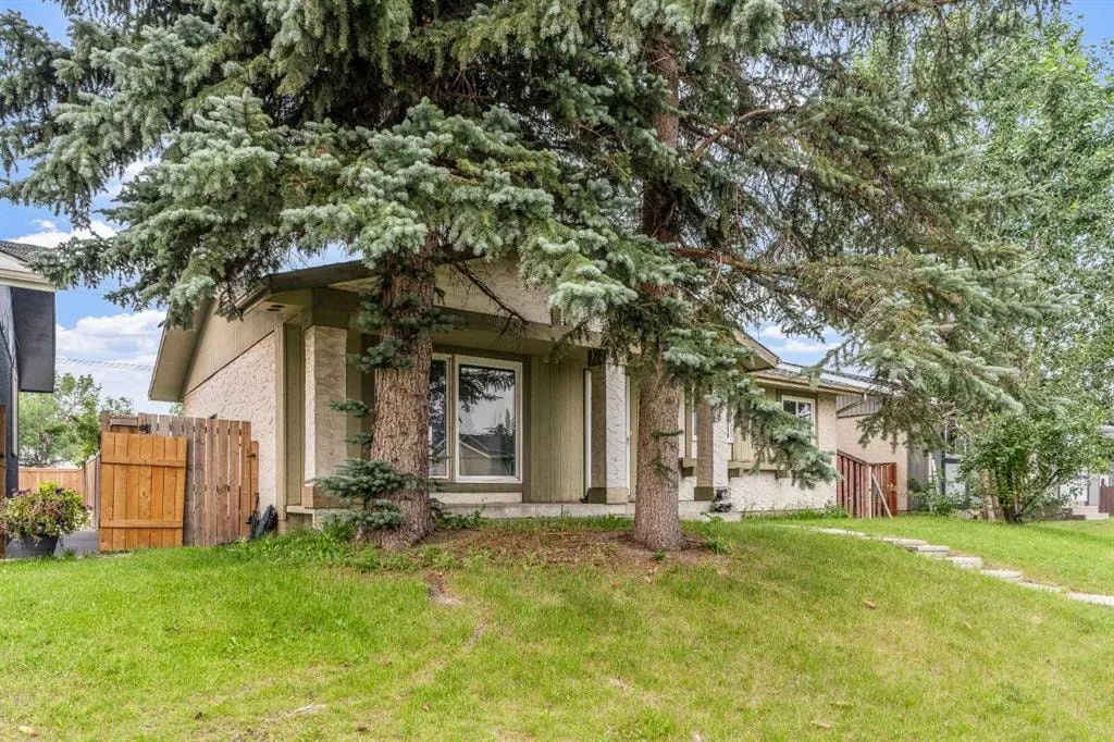 227 Manora Crescent NE — photo 3