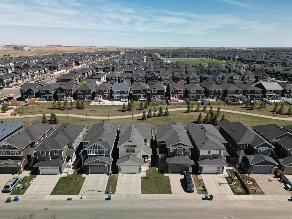 30 Redstone Parade NE — photo 3