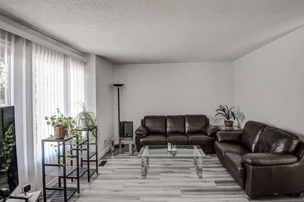 184 Erin Croft Crescent SE — photo 2