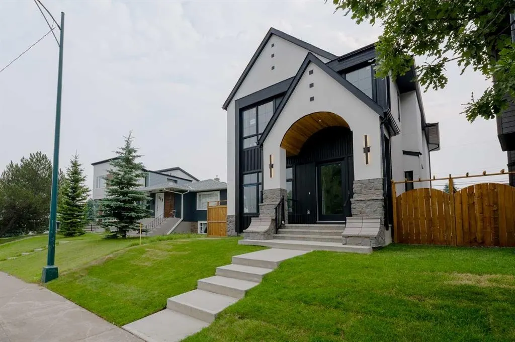 2207 Victoria Crescent NW — photo 2