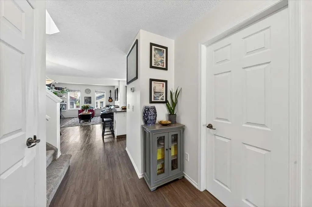 194 Everoak Gardens SW — photo 3