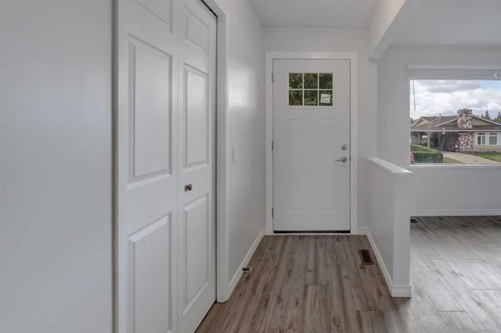 452 Queen Alexandra Way SE — photo 2