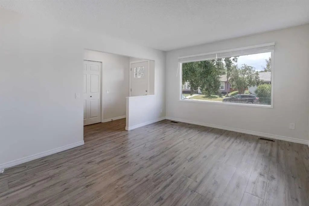 452 Queen Alexandra Way SE — photo 3