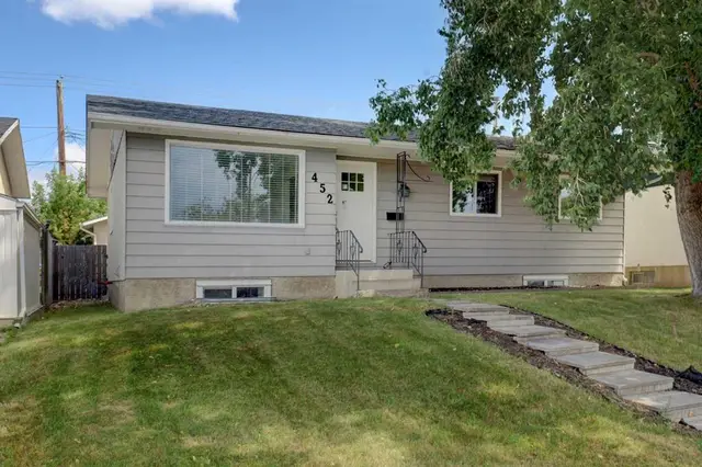 452 Queen Alexandra Way SE