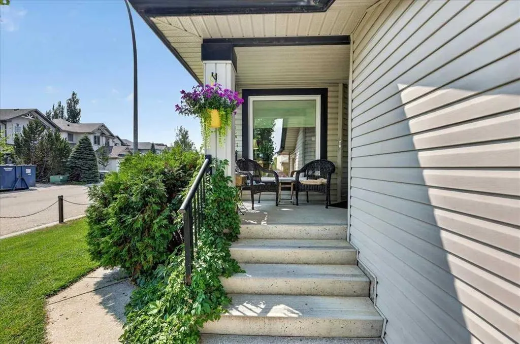 23 Cranfield Crescent SE — photo 2