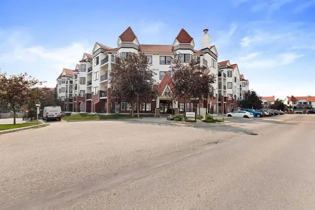 20 Royal Oak Plaza NW #205