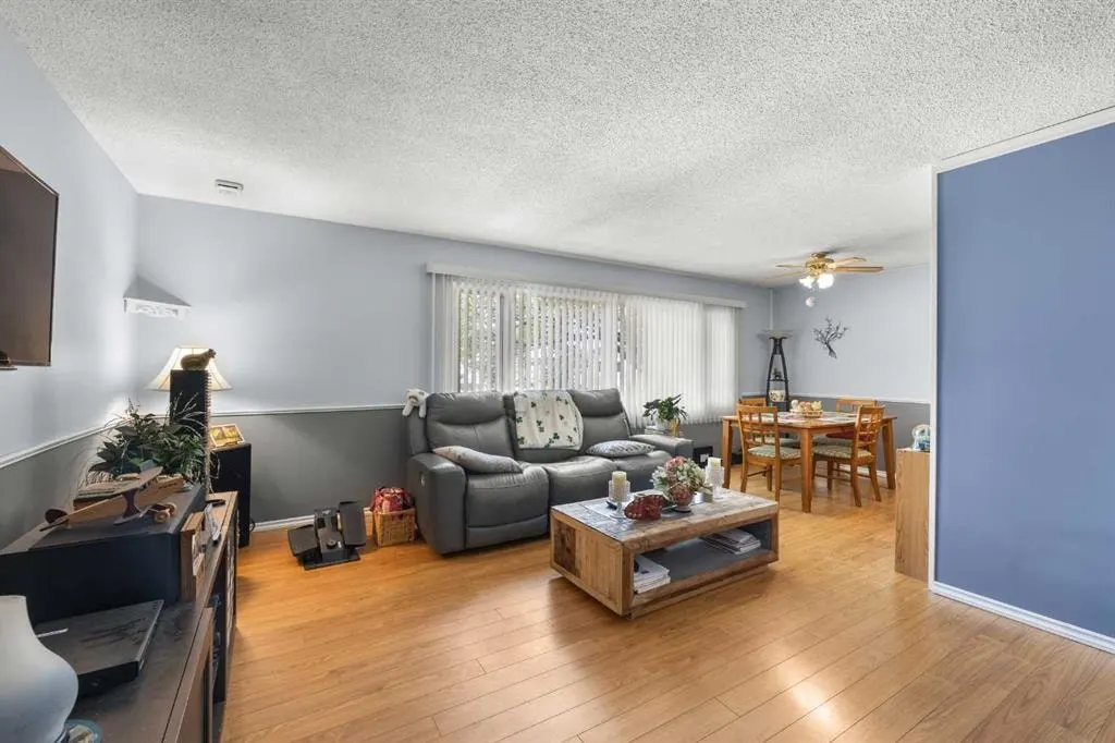 272 Huntington Close NE — photo 2