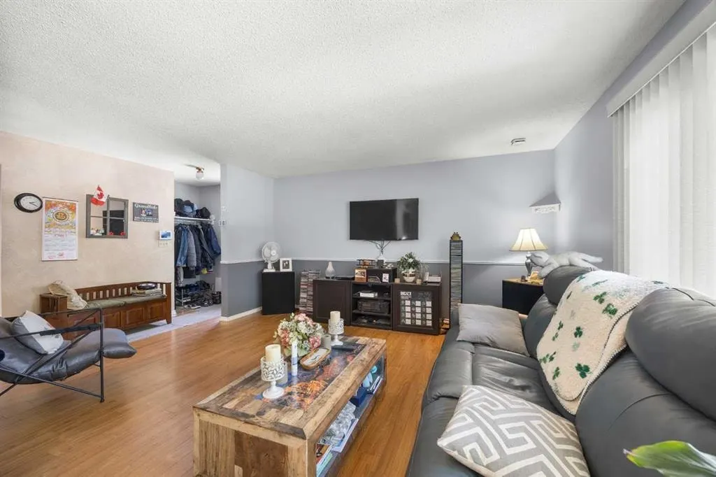 272 Huntington Close NE — photo 3