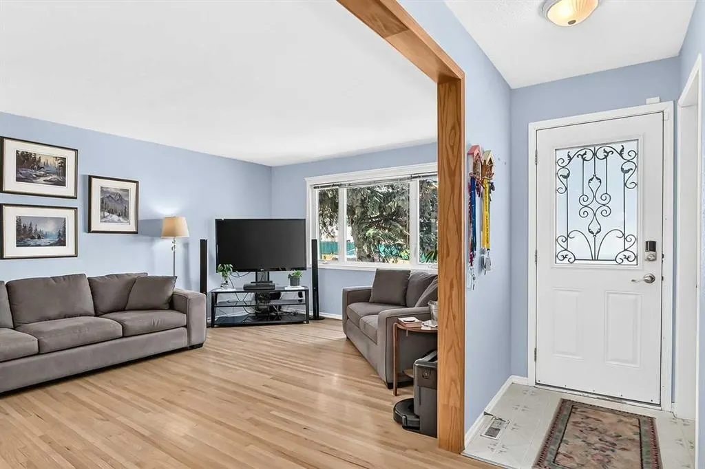 7828 10 Street NW — photo 3