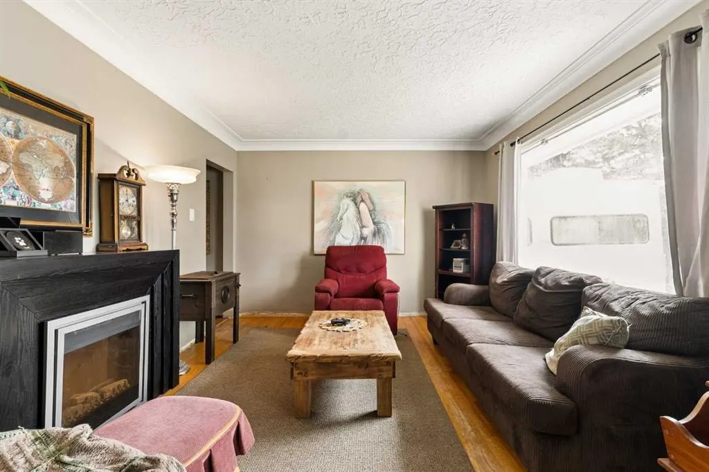 440 36 Avenue NW — photo 2