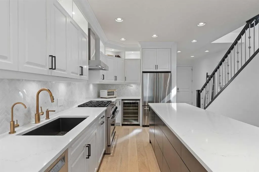 2013 42 Avenue SW — photo 3