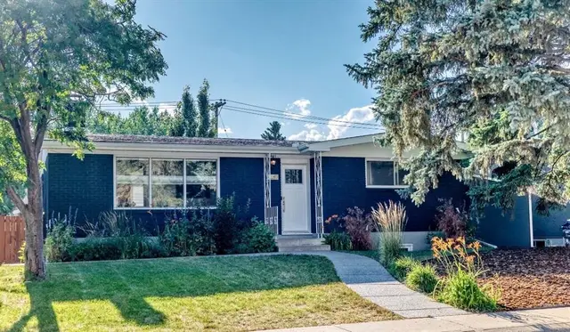 411 Woodland Crescent SE